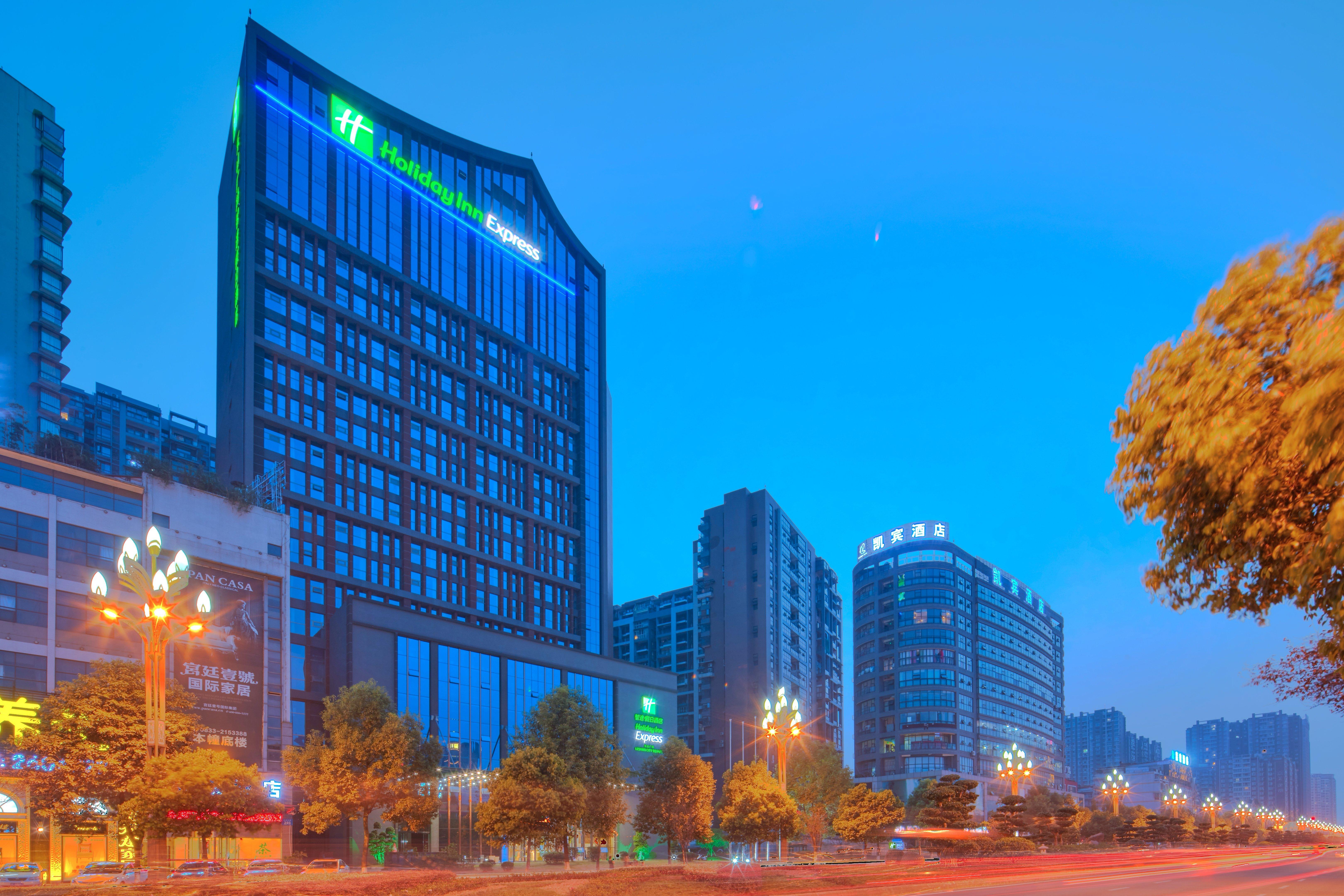 Holiday Inn Express Leshan City Square By Ihg High Speed Rail And Leshan Giant Buddha Dış mekan fotoğraf